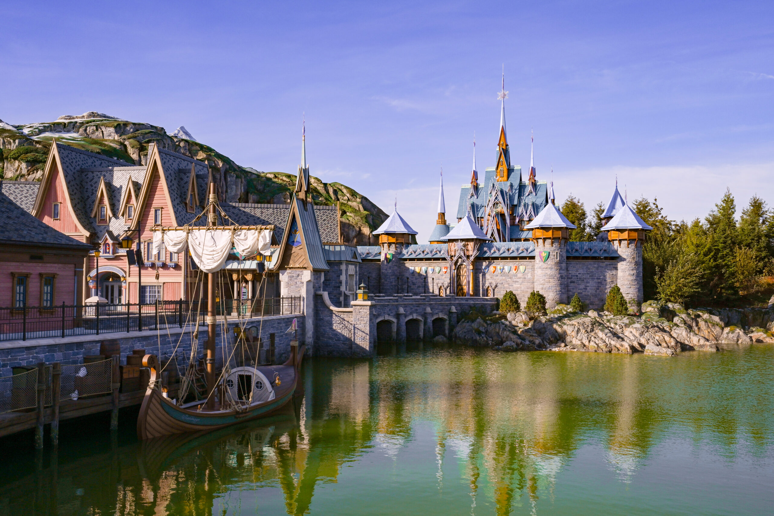 12_Disneyland-Paris_Disney-Adventure-World_World-of-Frozen_Horizontal-scaled