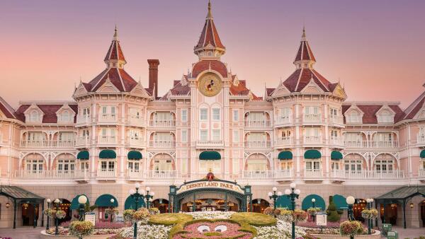 019751_02_2027jul06_world_disneyland-hotel-pink-sky_16-9_tcm764-221019_p_1_f_jpg