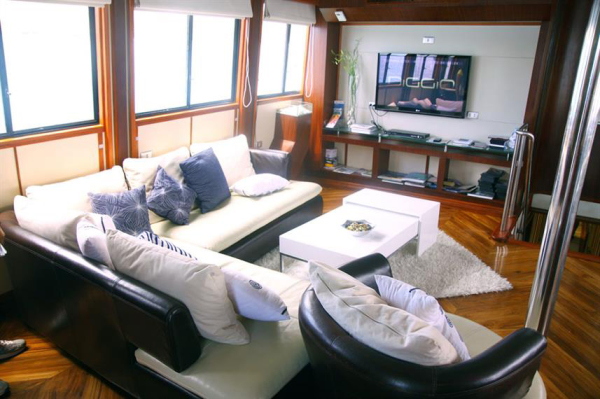 main-salon-tv-humboldt-explorer-galapagos-explorer-ventures-liveaboard-divingw857h570crwidth857crheight570