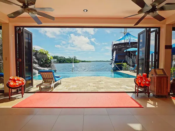 Manta_Ray_Bay_Resort_Cover