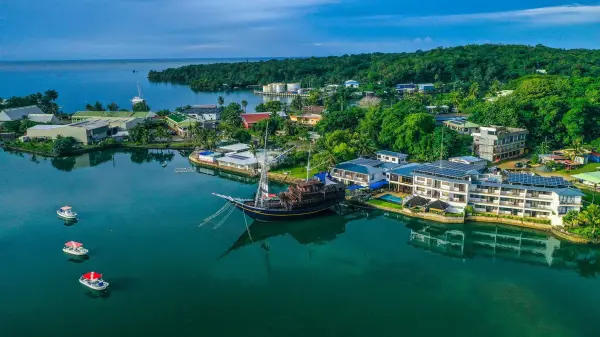Manta-Ray-Bay-Resort-Yap-Divers-by-Tim-Rock_jpg