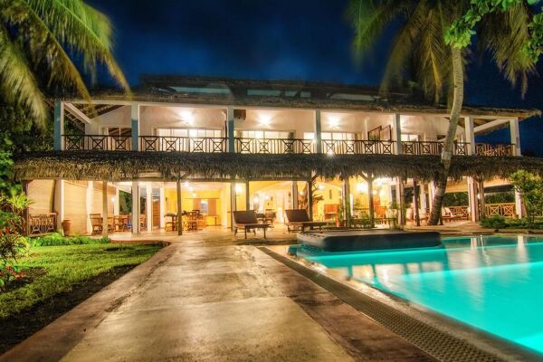 piscine-nuit-hotel-arc-en-ciel-dzamandzar-nosy-be