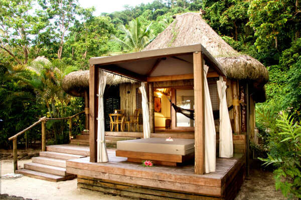 Qamea-Resort-Honeymoon-Bure-Daybed-Qamea-Resort-_-Spa-Fiji