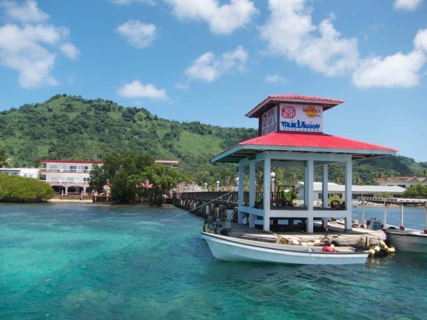 Truk-Wreck-Diving-liveaboard-holiday-Truk-stop-Hotel-Dock