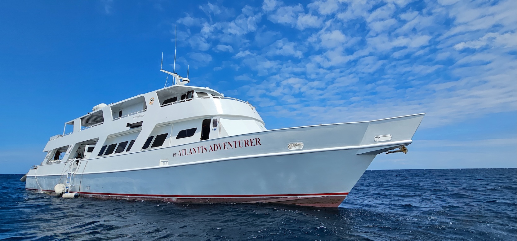 Atlantis-Adventurer_Boat_Frontal