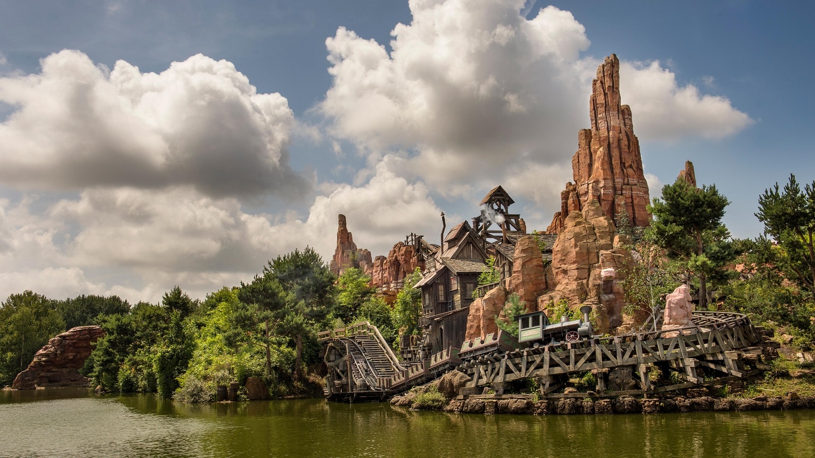 big-thunder-mountain-copyright-disneyland-paris