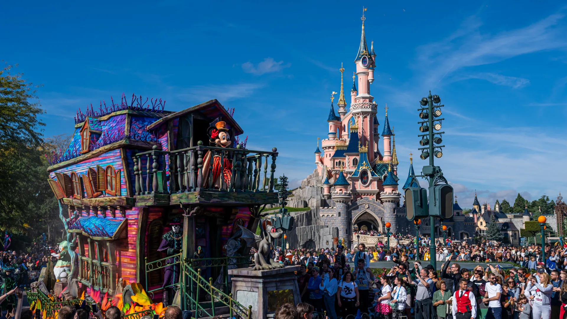 Hisneyland-paris-parade-mickeys-halloween-celebration-01
