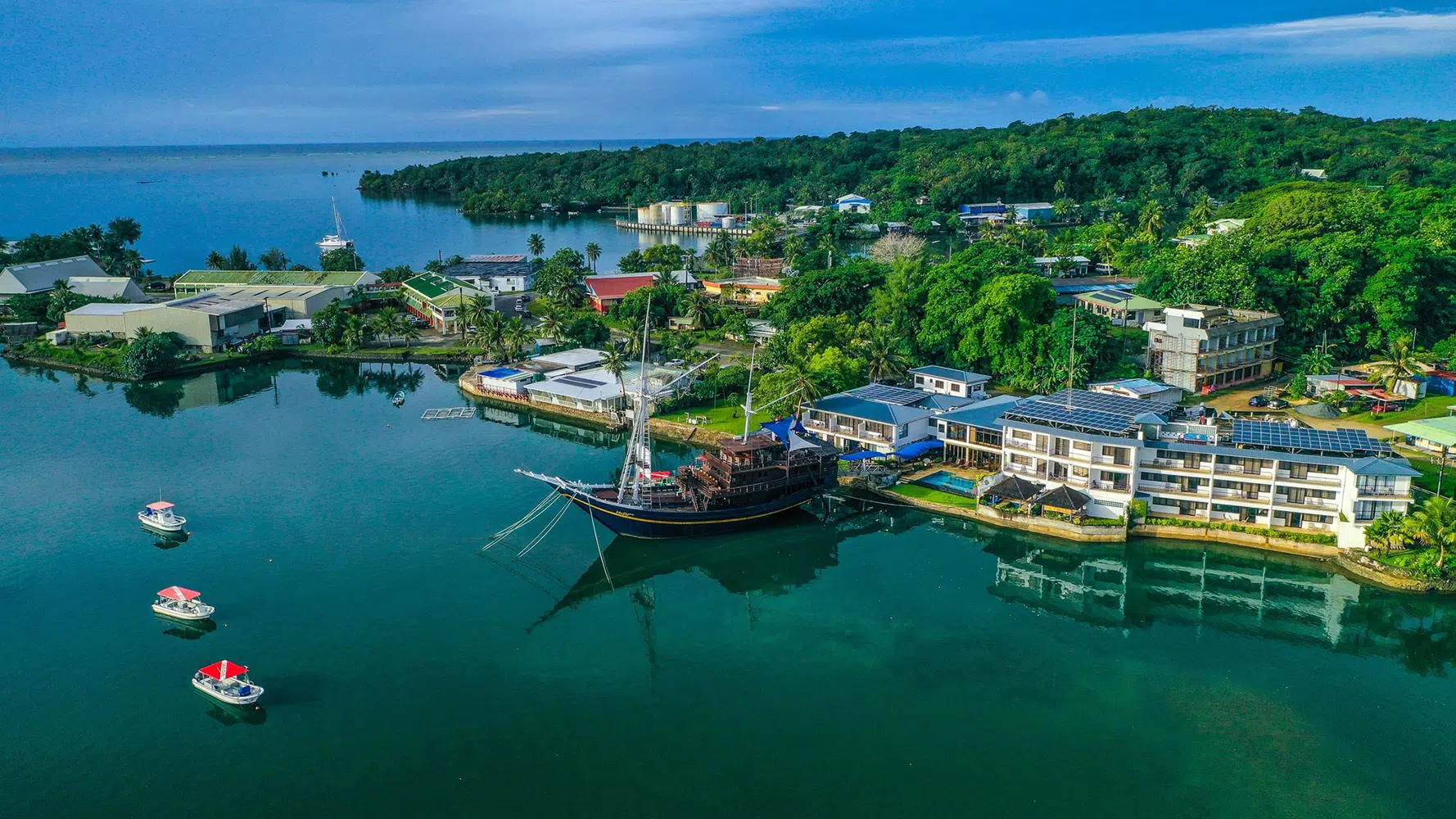 Manta-Ray-Bay-Resort-Yap-Divers-by-Tim-Rock_jpg