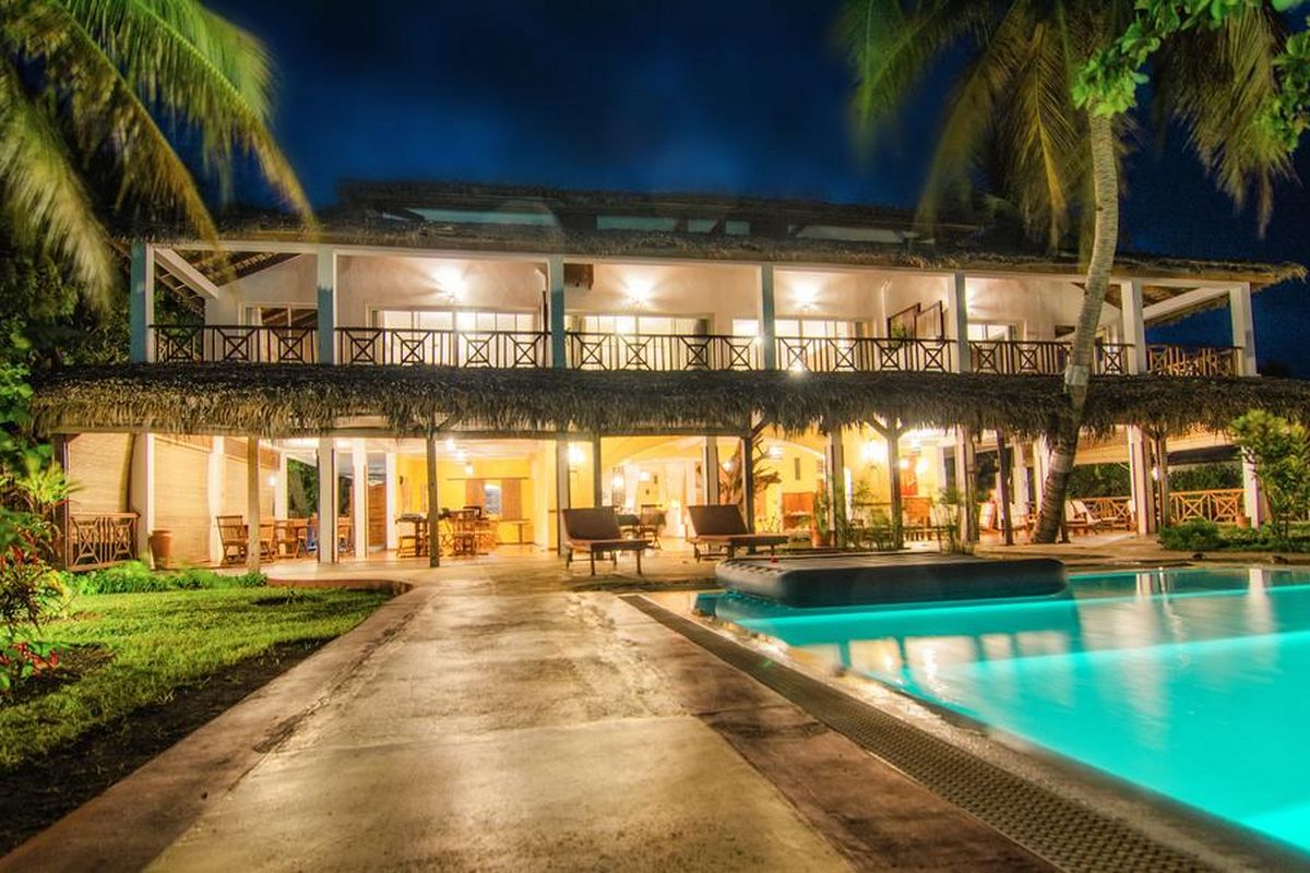 piscine-nuit-hotel-arc-en-ciel-dzamandzar-nosy-be