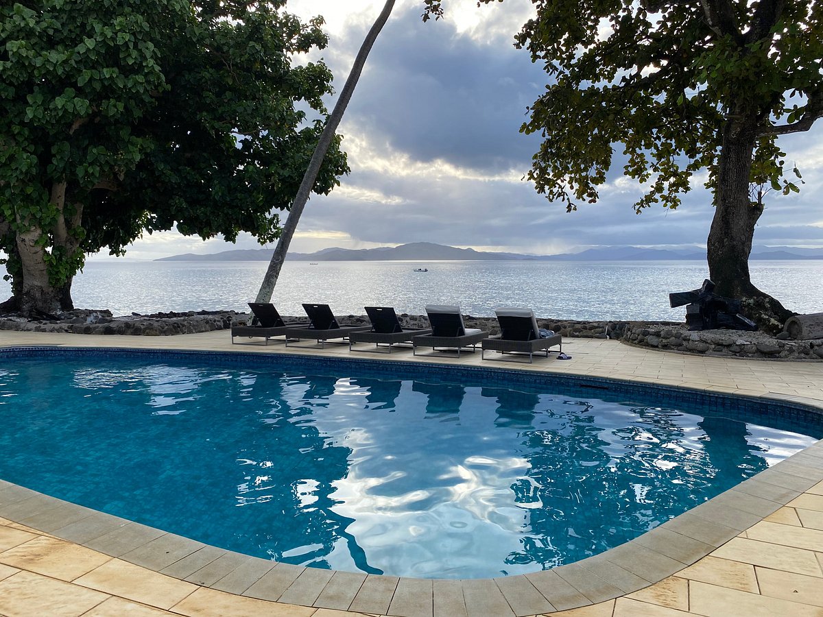 pool-outside-of-the-dining