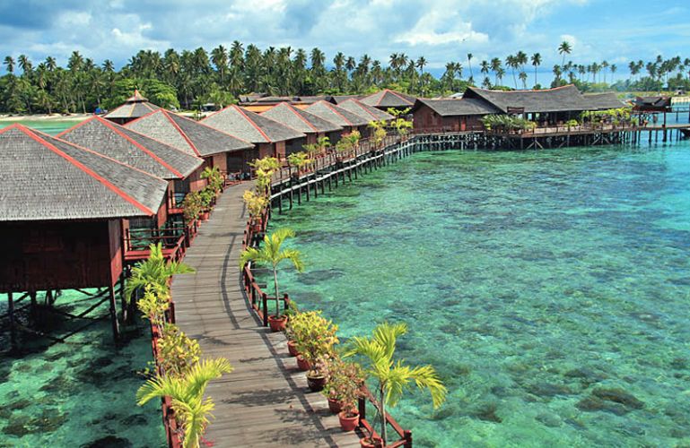 Sipadan-mabul-water-village-Malesia-Costruito-sui-bassi-fondali-turchesi-Profondo-Blu-1