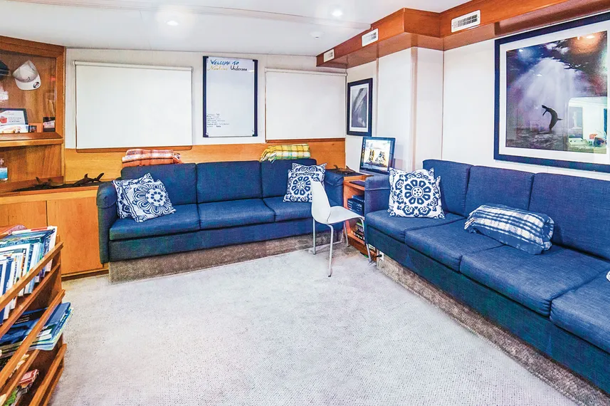 under-sea-indoor-salon-001-2023